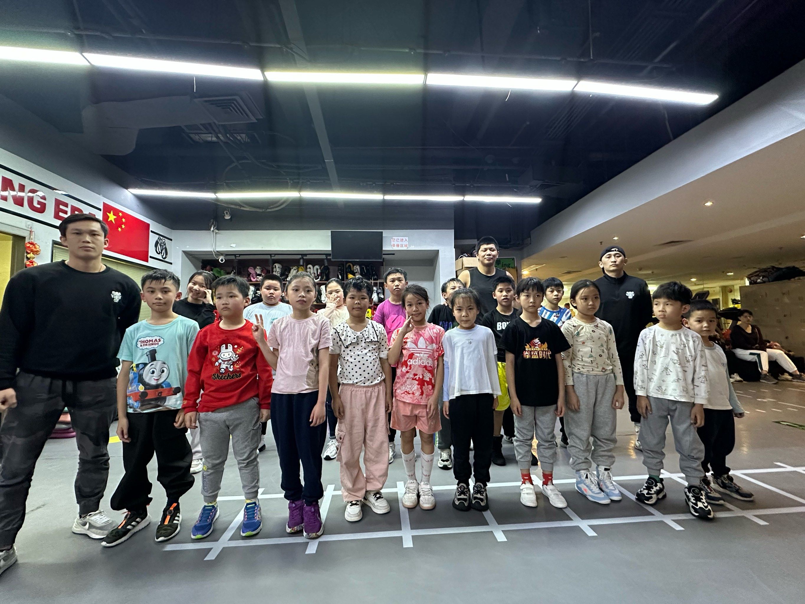 拳击小组赛上演强强对话，闽南霹雳队逆转蓬莱天虎队，团队配合流畅；本土核心状态回升的简单介绍